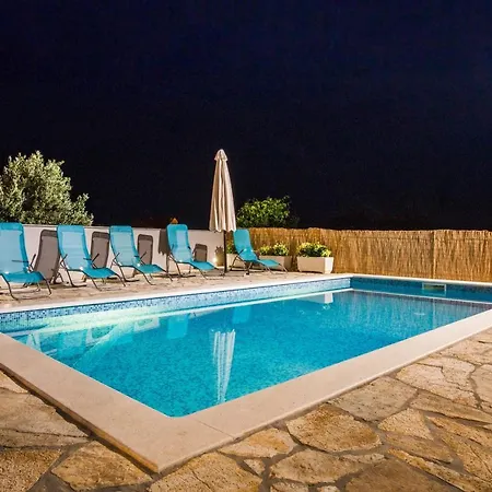 בית נופש Family Friendly House With A Swimming Pool Dvornica, - 14300 רוגוזניצה